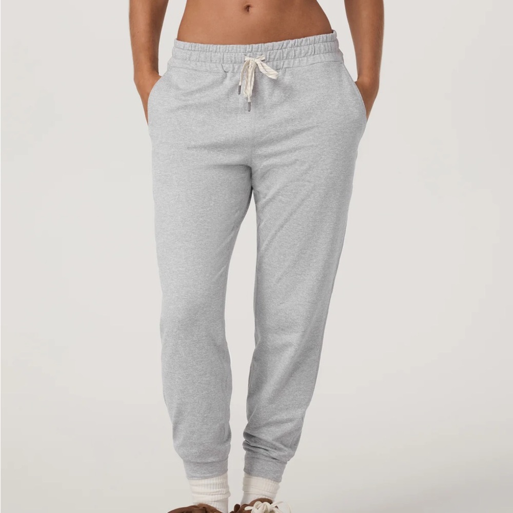 Vuori heather grey women’s Joggers